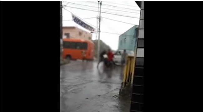 IMAGENS FORTES: JOVEM É MORTO APÓS EVITAR QUE IRMÃO FOSSE BALEADO; SUSPEITO FOI ESPANCADO - VEJA O VIDEO - News Rondônia