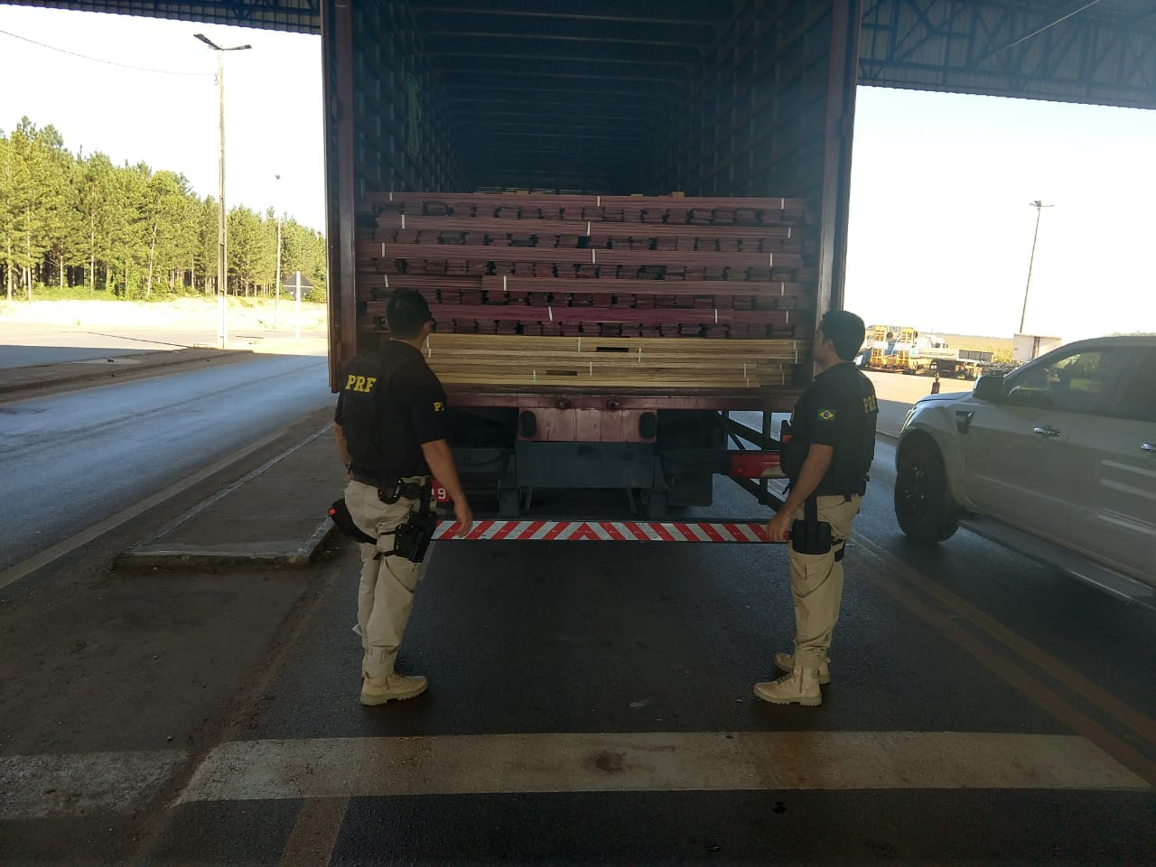 EM VILHENA, PRF APREENDE CAMINHÃO COM MADEIRA IRREGULAR - News Rondônia