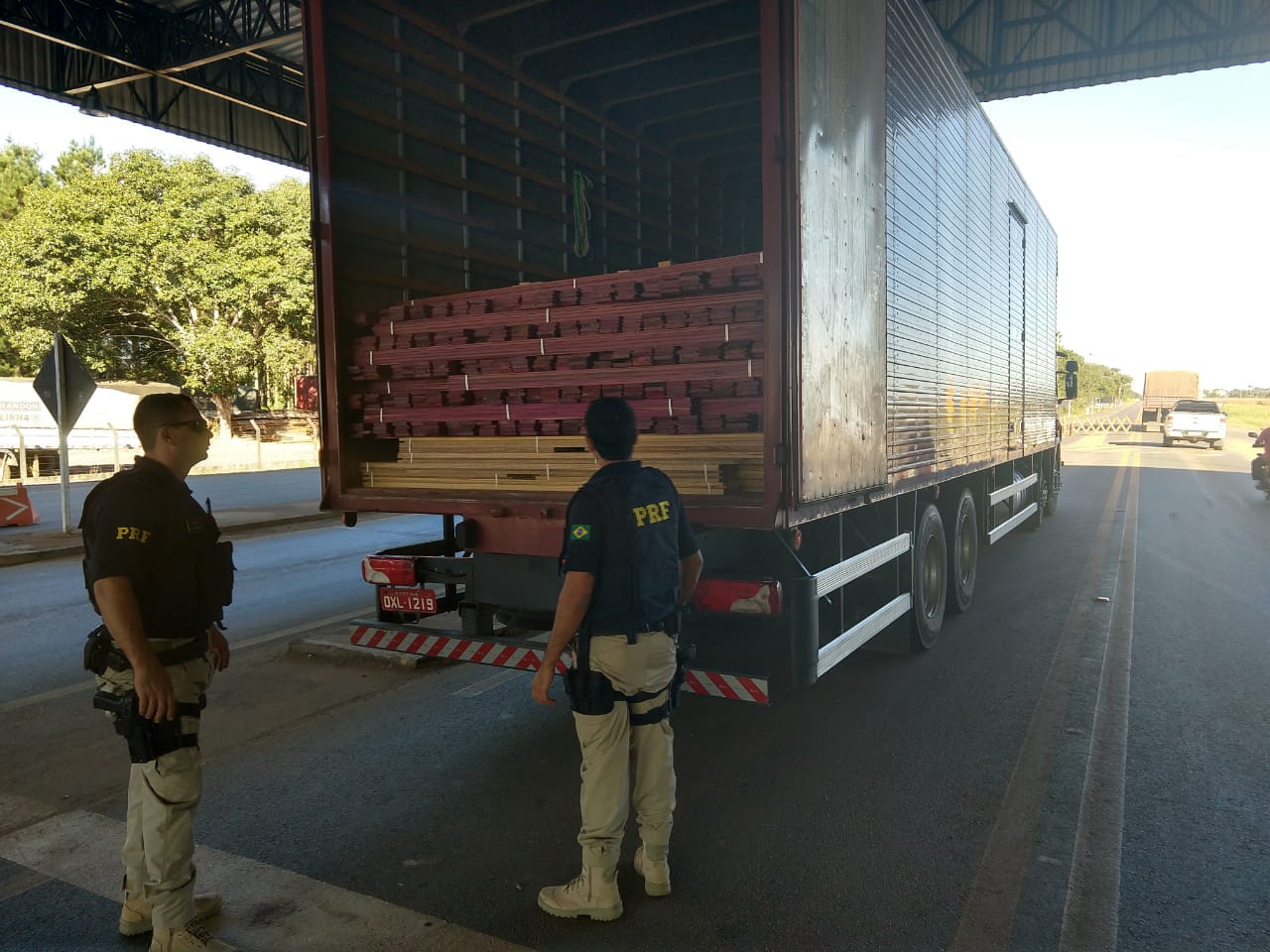 EM VILHENA, PRF APREENDE CAMINHÃO COM MADEIRA IRREGULAR - News Rondônia