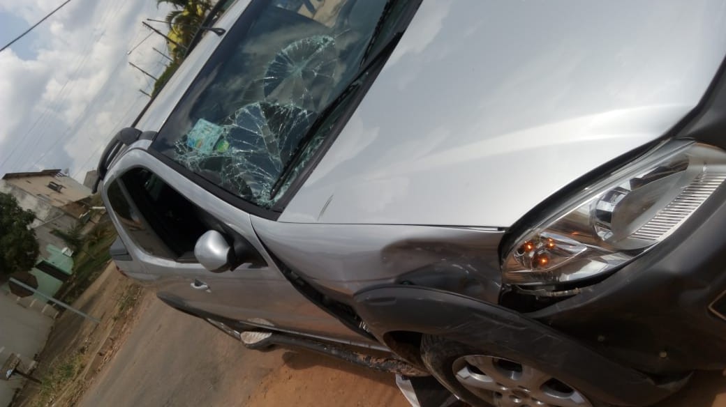 FIAT STRADA INVADE PREFERENCIAL E COLIDE EM MOTOCICLETA E DEIXA CONDUTORA E CARONA FERIDAS - News Rondônia