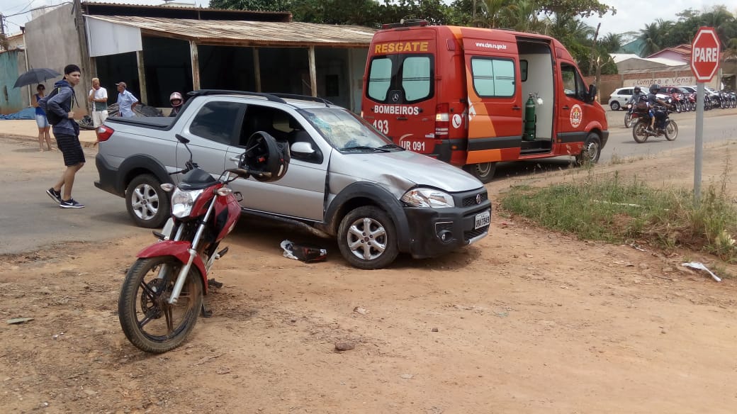 FIAT STRADA INVADE PREFERENCIAL E COLIDE EM MOTOCICLETA E DEIXA CONDUTORA E CARONA FERIDAS - News Rondônia