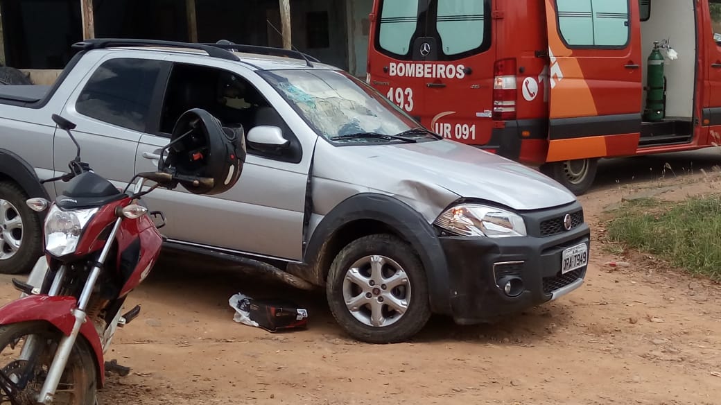 FIAT STRADA INVADE PREFERENCIAL E COLIDE EM MOTOCICLETA E DEIXA CONDUTORA E CARONA FERIDAS - News Rondônia