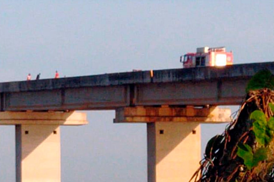 TENSÃO: Mulher ameaça se jogar da ponte sobre o Rio Madeira - News Rondônia