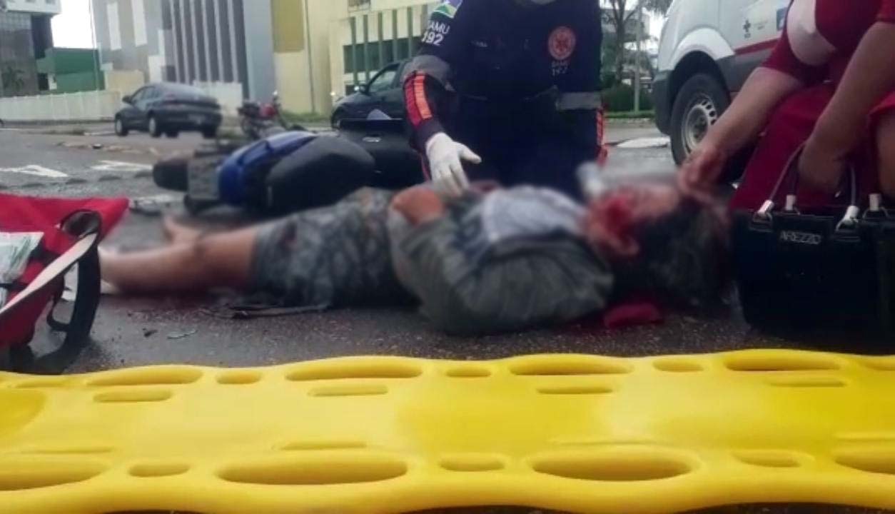 PÉ DILACERADO - Motociclista é atingido por carro no centro - News Rondônia