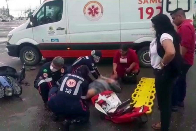 PÉ DILACERADO - Motociclista é atingido por carro no centro - News Rondônia