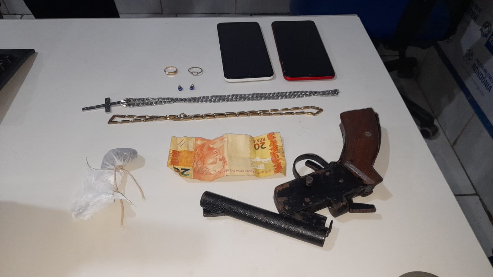 EM FAMÍLIA: Mãe, filho e padrasto são presos com droga, arma e moto roubada - News Rondônia