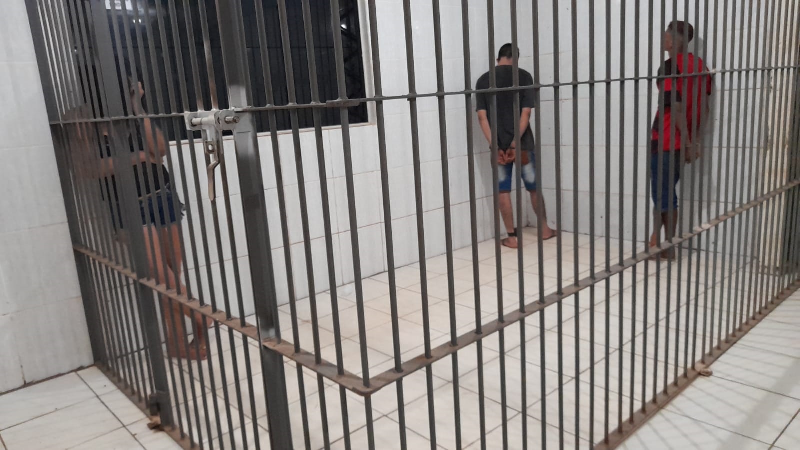 EM FAMÍLIA: Mãe, filho e padrasto são presos com droga, arma e moto roubada - News Rondônia