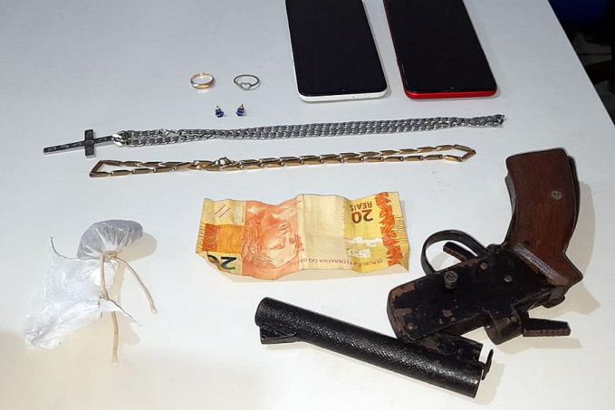 EM FAMÍLIA: Mãe, filho e padrasto são presos com droga, arma e moto roubada - News Rondônia