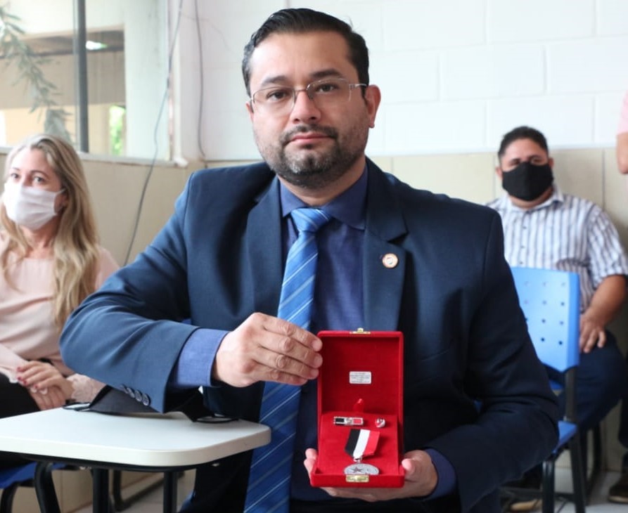 Professor do curso de Direito da UNIRON recebe medalha de honra ao mérito da Polícia Civil - News Rondônia