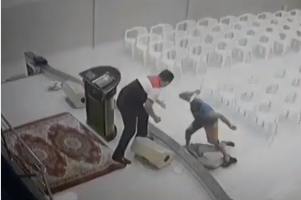 VÍDEO MOSTRA JOVEM AUTISTA SENDO ASSASSINADO A FACADAS EM IGREJA - News Rondônia