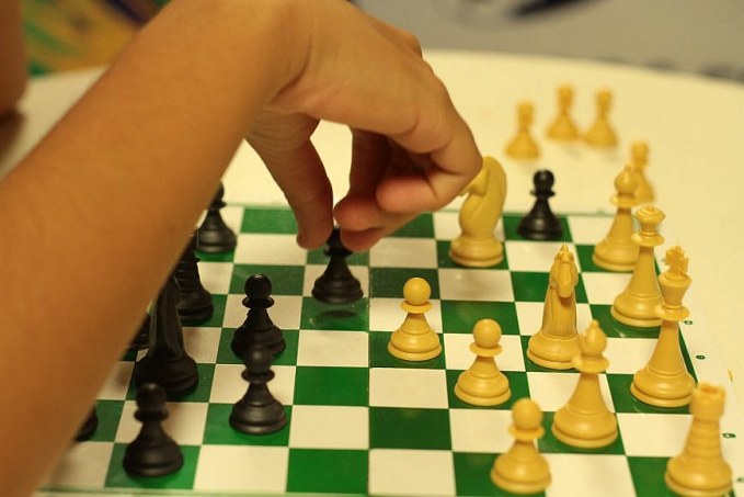 Prefeitura leva aulas de xadrez aos alunos da EJA