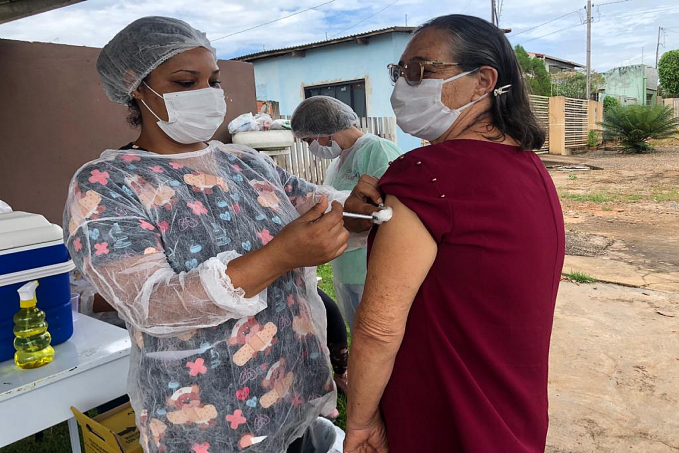 Mais 1.500 idosos receberam a 1.ª dose da vacina contra a Covid-19 em Rolim de Moura - News Rondônia
