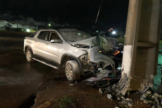 NEWS URGENTE: Motorista embriagado colide com poste de fios de alta tensão na rua da beira - News Rondônia