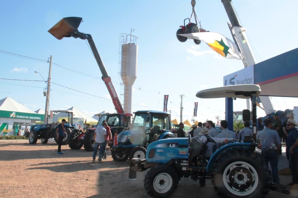 GOVERNO ENTREGA TRATORES E EQUIPAMENTOS PARA PREFEITURAS NA 7ª RONDÔNIA RURAL SHOW - News Rondônia