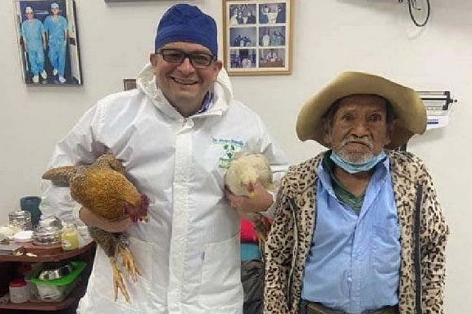 Senhor dá 2 galinhas de presente a médico que o operou da próstata - News Rondônia
