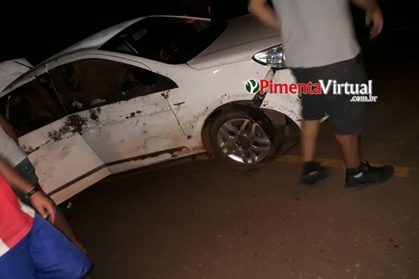 MOTORISTA CAPOTA CARRO AO TENTAR DESVIAR DE BURACO NA RO-494 EM PRIMAVERA DE RONDÔNIA - News Rondônia