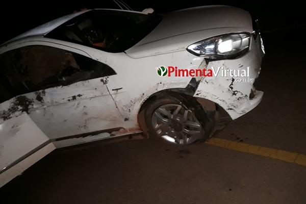 MOTORISTA CAPOTA CARRO AO TENTAR DESVIAR DE BURACO NA RO-494 EM PRIMAVERA DE RONDÔNIA - News Rondônia