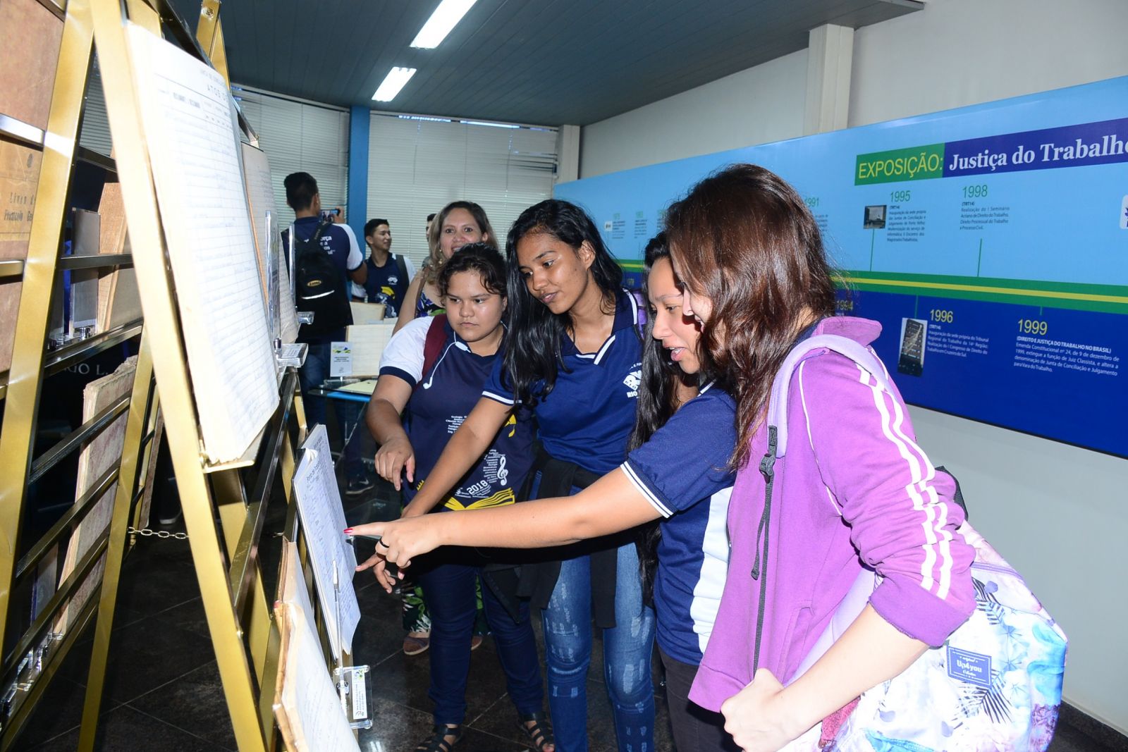 ALUNOS DA ESCOLA RIO BRANCO DE PORTO VELHO VISITAM A EXPOSIÇÃO DOS 45 ANOS DE ATUAÇÃO DA JUSTIÇA DO TRABALHO - News Rondônia