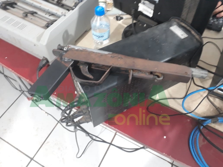 POLÍCIA APREENDE ADOLESCENTES COM ARMA CASEIRA E MOTO ROUBADA - News Rondônia