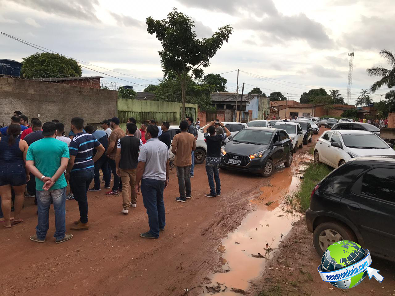 MOTORISTAS DE APLICATIVO SE UNEM, MAS SUSPEITO CONSEGUE FUGIR APÓS ROUBO DE CELULARES EM FRENTE À FIMCA - News Rondônia
