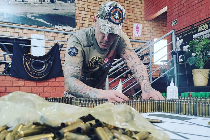 ARTESÃO - O renomado artista Rodrigo Camacho confecciona brasão de projéteis do 5º BPM de Porto Velho - News Rondônia