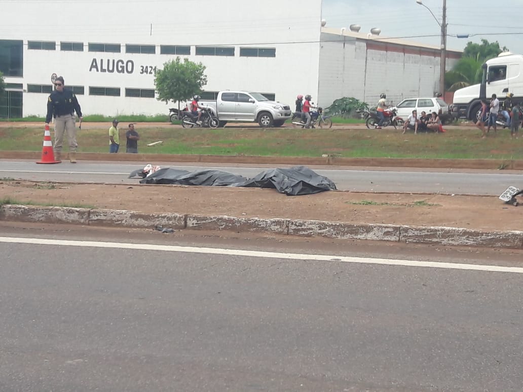 IMAGENS FORTES: CARRETA ESMAGA MOTOCICLISTAS NA BR-364 - News Rondônia