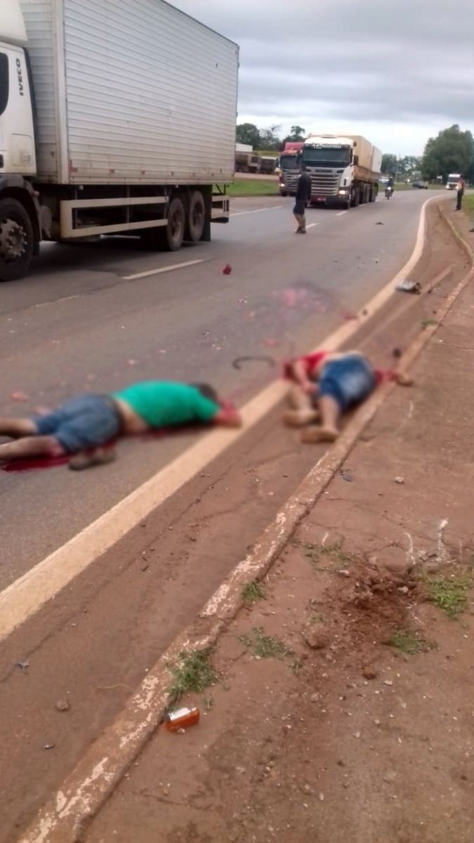 IMAGENS FORTES: CARRETA ESMAGA MOTOCICLISTAS NA BR-364 - News Rondônia