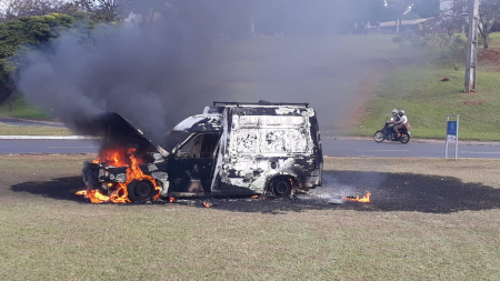 MAIS UM PRESO: COMO FORMA DE PROTESTO, HOMEM ATEIA FOGO NO PRÓPRIO CARRO - News Rondônia