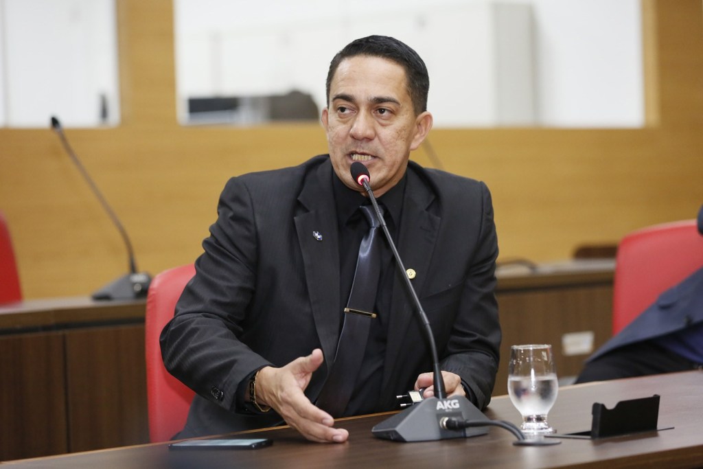 JEAN DENUNCIA QUE ASSESSORES DO GOVERNO ESTARIAM FAZENDO NEGOCIATA COM A ENERGISA ÀS ESCURAS - News Rondônia
