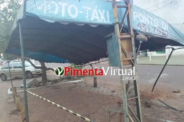 MOTORISTA PERDE CONTROLE DA DIREÇÃO E DESTRÓI PONTO DE MOTO-TÁXI EM PIMENTA BUENO - News Rondônia