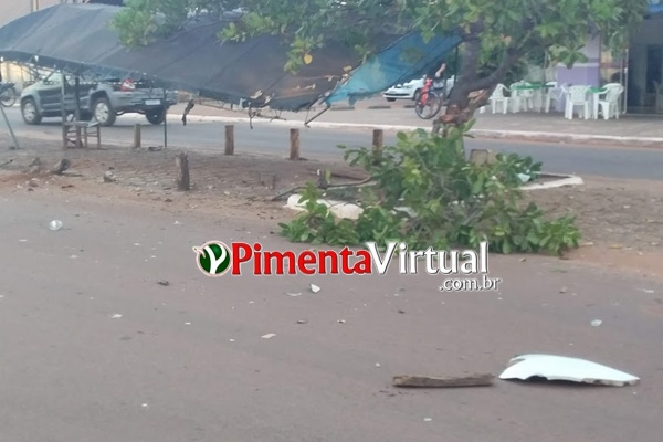 MOTORISTA PERDE CONTROLE DA DIREÇÃO E DESTRÓI PONTO DE MOTO-TÁXI EM PIMENTA BUENO - News Rondônia