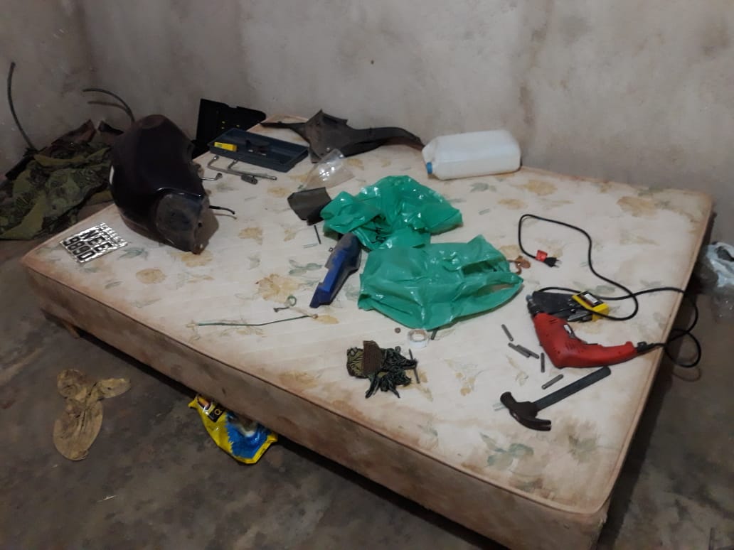 NA LESTE: POLÍCIA DESCOBRE MOCÓ E APREENDE PEÇAS E MOTOCICLETAS ROUBADAS - FOTOS - News Rondônia