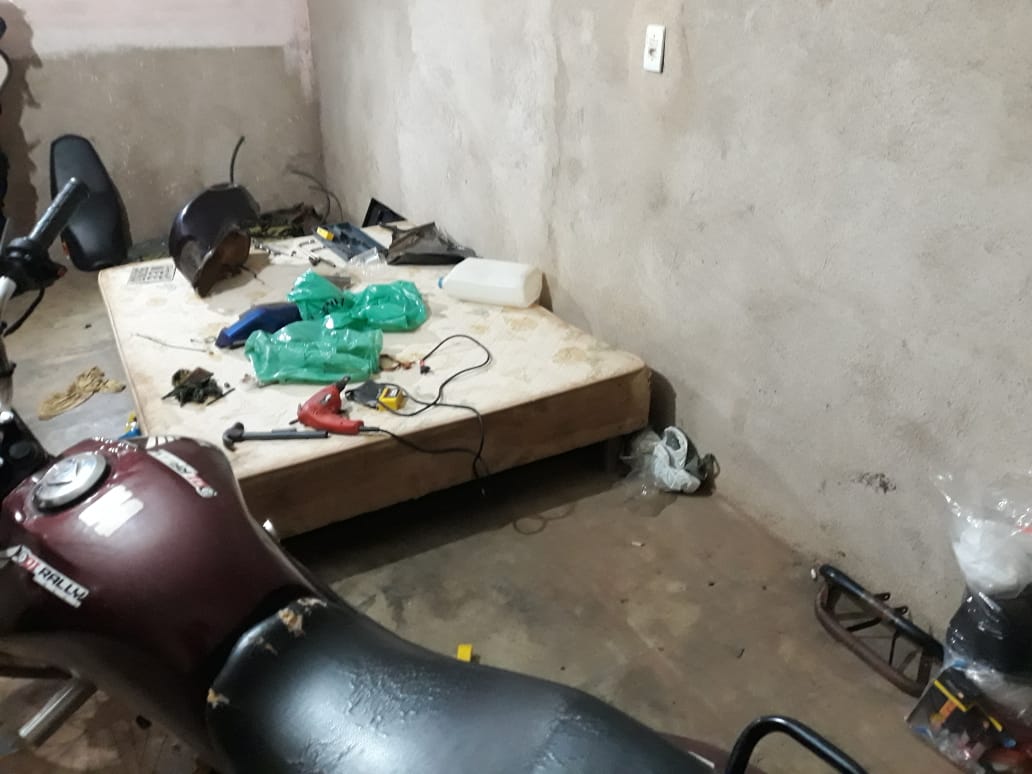 NA LESTE: POLÍCIA DESCOBRE MOCÓ E APREENDE PEÇAS E MOTOCICLETAS ROUBADAS - FOTOS - News Rondônia