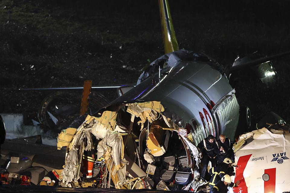 ACIDENTE: AVIÃO COM 183 PASSAGEIROS SE PARTE AO POUSAR NA TURQUIA - News Rondônia
