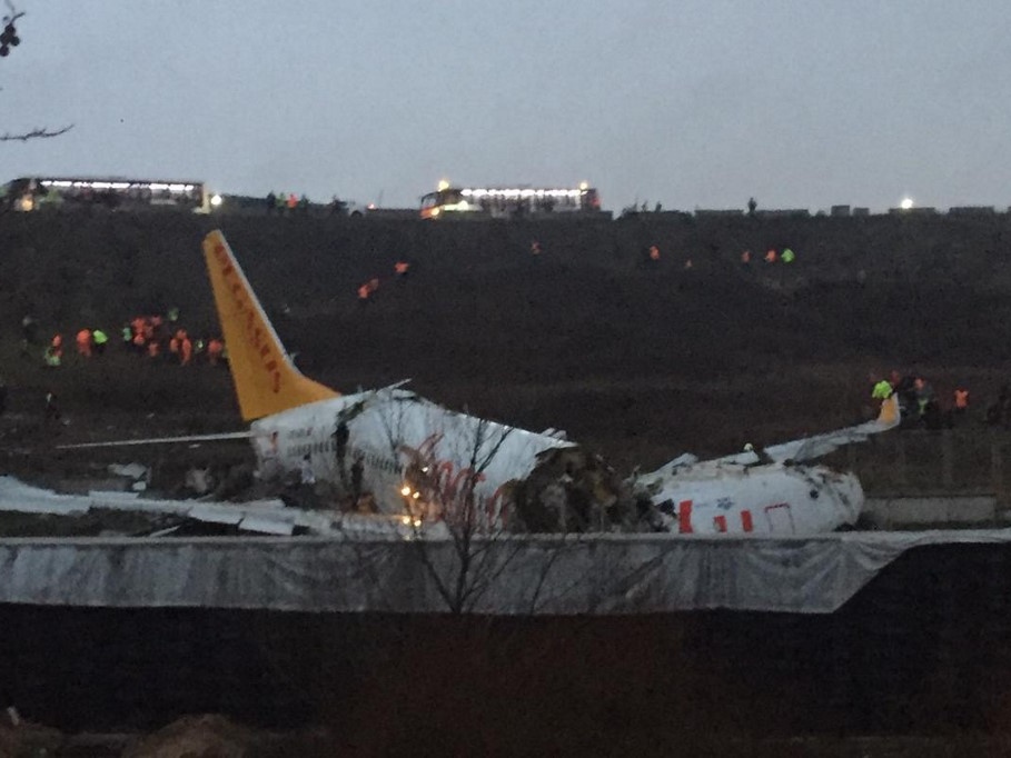 ACIDENTE: AVIÃO COM 183 PASSAGEIROS SE PARTE AO POUSAR NA TURQUIA - News Rondônia
