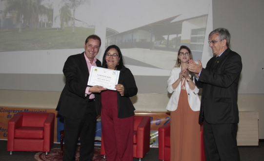 PREFEITO HILDON CHAVES HOMENAGEIA ESCOLAS QUE SUPERARAM MÉDIA DO IDEB - News Rondônia