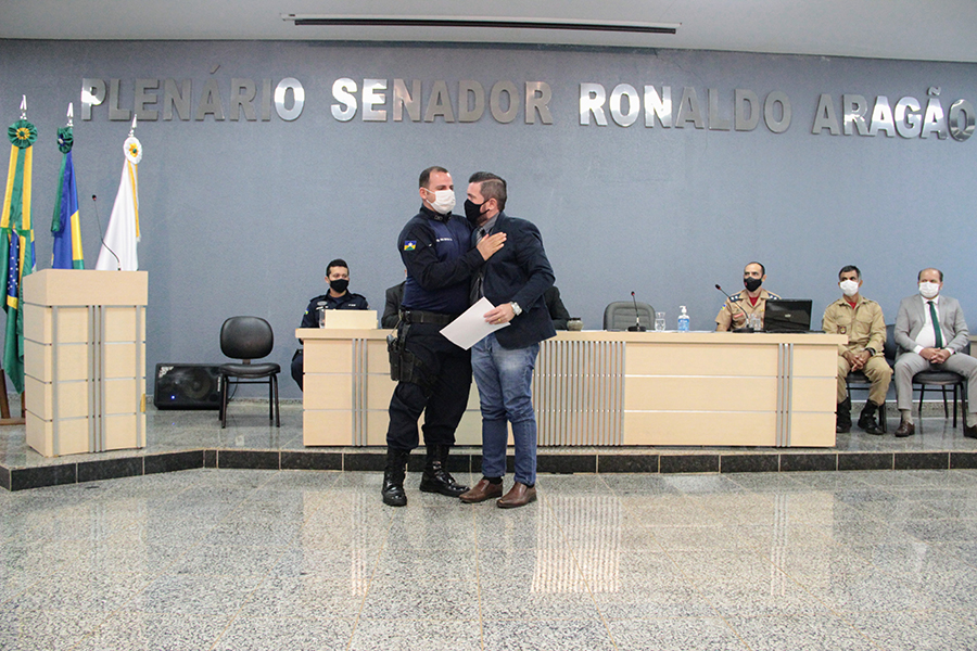 CACOAL: Proposta pelo presidente Pichek, Câmara promove Moção de Aplausos, ao cabo (Braga) da PM por ato de bravura - News Rondônia