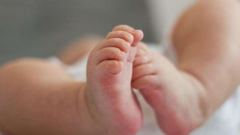 MORRE BEBÊ ESQUECIDO POR PAIS DENTRO DO CARRO NA FRANÇA - News Rondônia