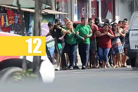 BANDIDOS INVADEM LOTERIA E FAZ VÍTIMAS DE ESCUDO HUMANO DURANTE TROCA DE TIROS - FOTOS - News Rondônia