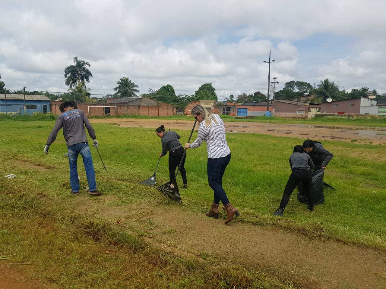 BAIRRO SOCIALISTA  VEREADORA ADA DANTAS BOABAID E EQUIPE FAZ MUTIRÃO VOLUNTÁRIO DE LIMPEZA NO CAMPO DO PRINCESÃO - News Rondônia