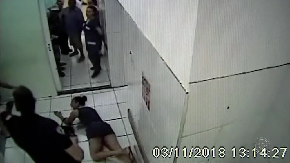 MULHER RECLAMA DE FALTA DE MÉDICOS E É ELETROCUTADA POR GUARDA; VEJA VIDEO - News Rondônia