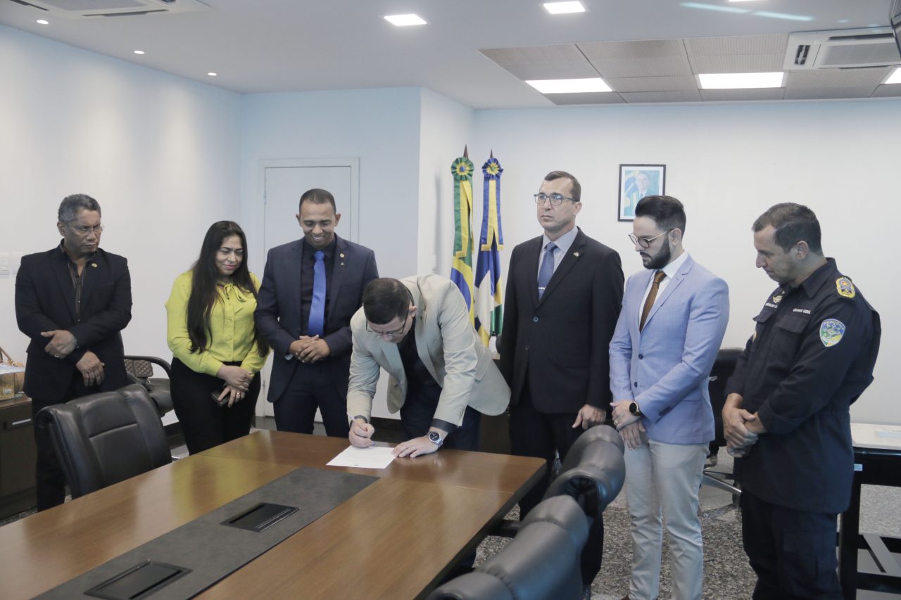 GOVERNADOR ASSINA DECRETO QUE GARANTE MILITARIZAÇÃO DE ESCOLA EM JI-PARANÁ - News Rondônia
