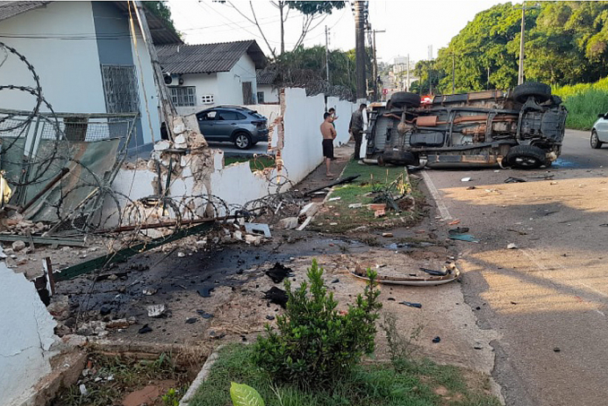 URGENTE: Caminhonete capota ao passar em lombada no centro - News Rondônia