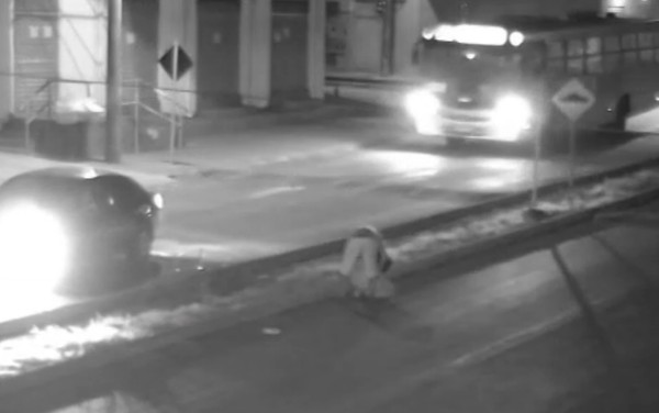 ABUSO: Para se salvar de estupro, jovem de 19 anos se joga na frente de carro para pedir ajuda - News Rondônia