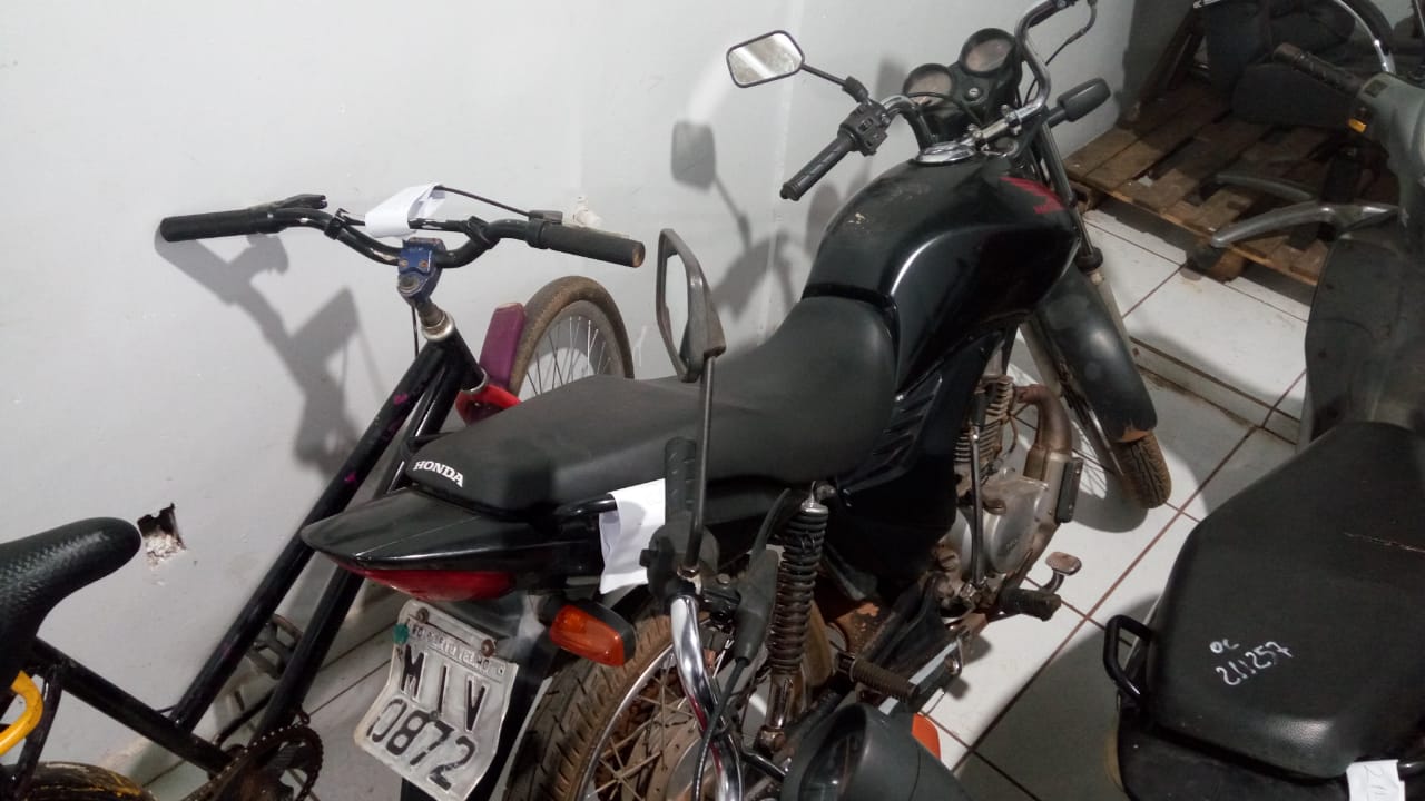 FORÇA TÁTICA DO 5°BPM PRENDE DUPLA COM MOTOCICLETA ROUBADA E ARMA - News Rondônia