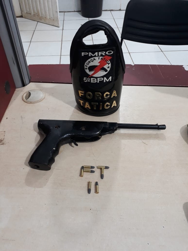 FORÇA TÁTICA DO 5°BPM PRENDE DUPLA COM MOTOCICLETA ROUBADA E ARMA - News Rondônia