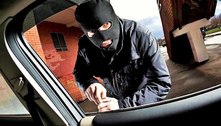 AO REDUZIR PARA PASSAR EM BURACOS, MOTORISTA TEM VEÍCULO ROUBADO NO BAIRRO SOCIALISTA - News Rondônia