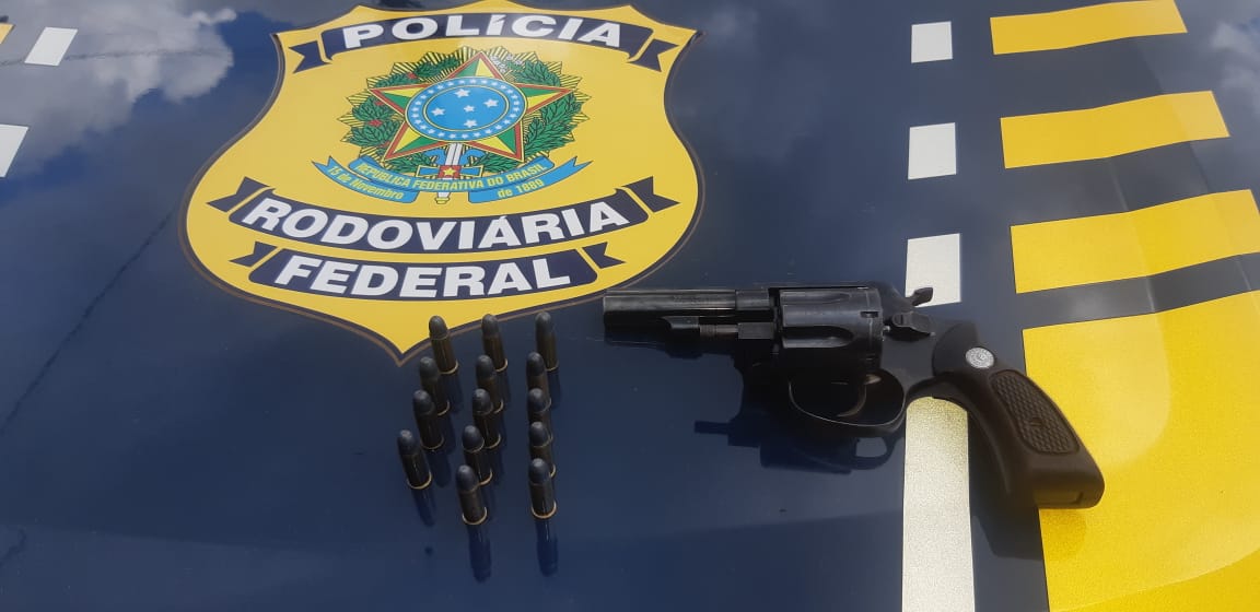 EM ARIQUEMES, PRF PRENDE CASAL COM ARMA DE FOGO ILEGAL - News Rondônia