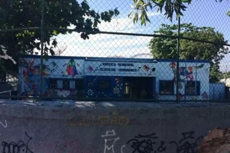 ARMADO COM UMA FACA ESTUDANTE INVADE ESCOLA NO RIO E FAZ DIRETORA REFÉM - News Rondônia