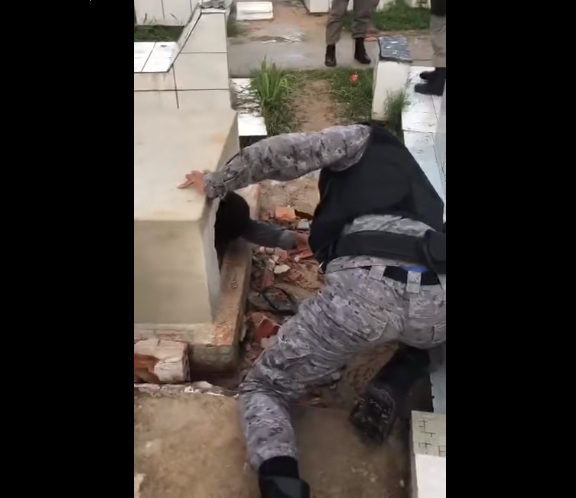 APÓS PERDER VELÓRIO DO PAI, FILHO QUEBRA TÚMULO E ENTRA NO CAIXÃO - VÍDEO - News Rondônia